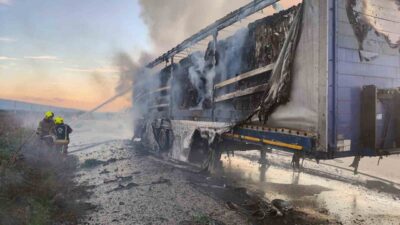Balıkesir-Bandırma karayolunda, karton yüklü bir tırda yangın çıktı. Yangın, itfaiye