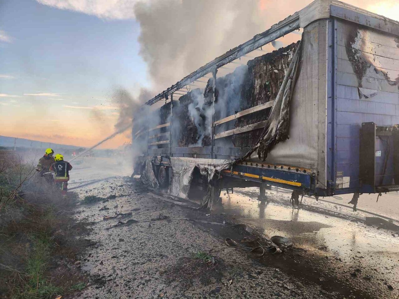 Balıkesir-Bandırma karayolunda, karton yüklü bir tırda yangın çıktı. Yangın, itfaiye