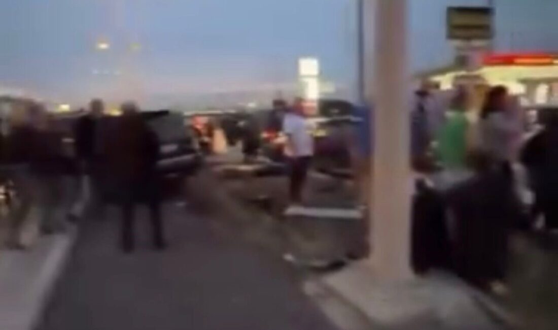 Bandırma’da Zincirleme Trafik Kazası: 1 Yaralı, Trafik Durma Noktasına Geldi Balıkesir'in Bandırma ilçesinde, aynı yönde ilerleyen 6 aracın karıştığı zincirleme