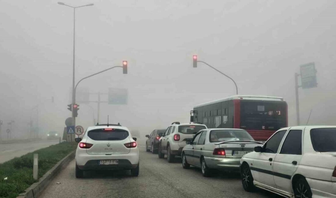Bandırma’da Sabah Saatlerinde Etkili Olan Yoğun Sis, Hayatı Olumsuz Etkiledi Balıkesir'in Bandırma ilçesinde sabah saatlerinde etkili olan yoğun sis, görüş