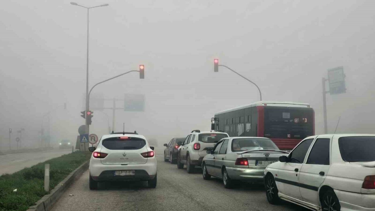 Balıkesir'in Bandırma ilçesinde sabah saatlerinde etkili olan yoğun sis, görüş