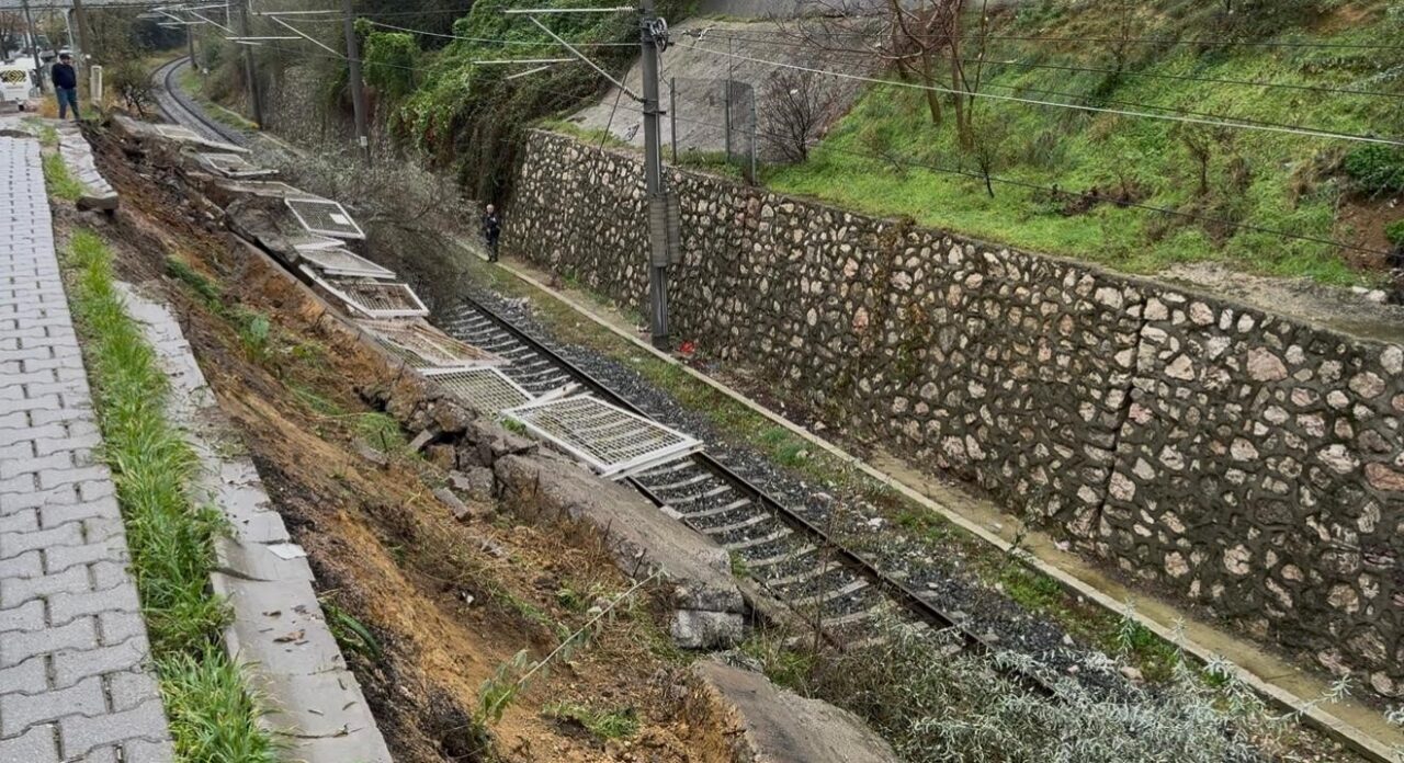 Balıkesir’in Bandırma ilçesinde yoğun yağış sonrası tren yolu güzergahtındaki istinat