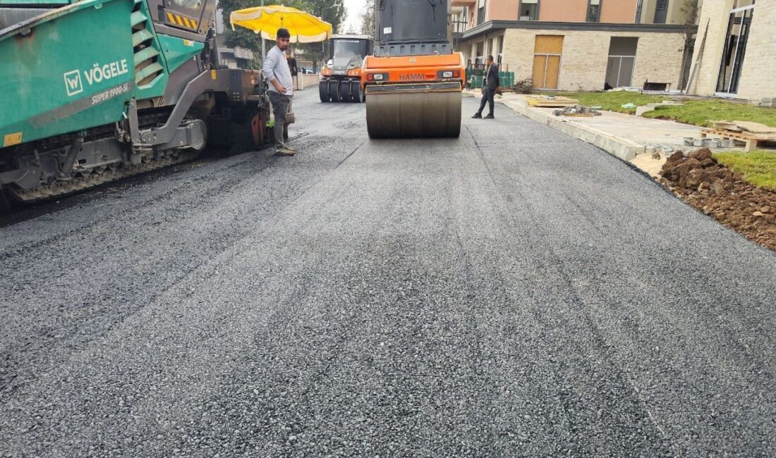 Adıyaman'da fen işleri ekipleri, altyapı çalışmaları sonrası bozulan yolları onarıyor.