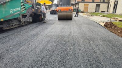 Adıyaman'da fen işleri ekipleri, altyapı çalışmaları sonrası bozulan yolları onarıyor.