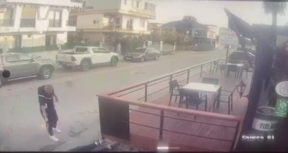 Antalya’da Kuzenini Öldüren Zanlının Güvenlik Kamerası Görüntüleri Ortaya Çıktı Antalya'da, 25 Kasım'da Imad Almograbi'nin kuzeni Doğan Duman'ı silahla öldürdüğü