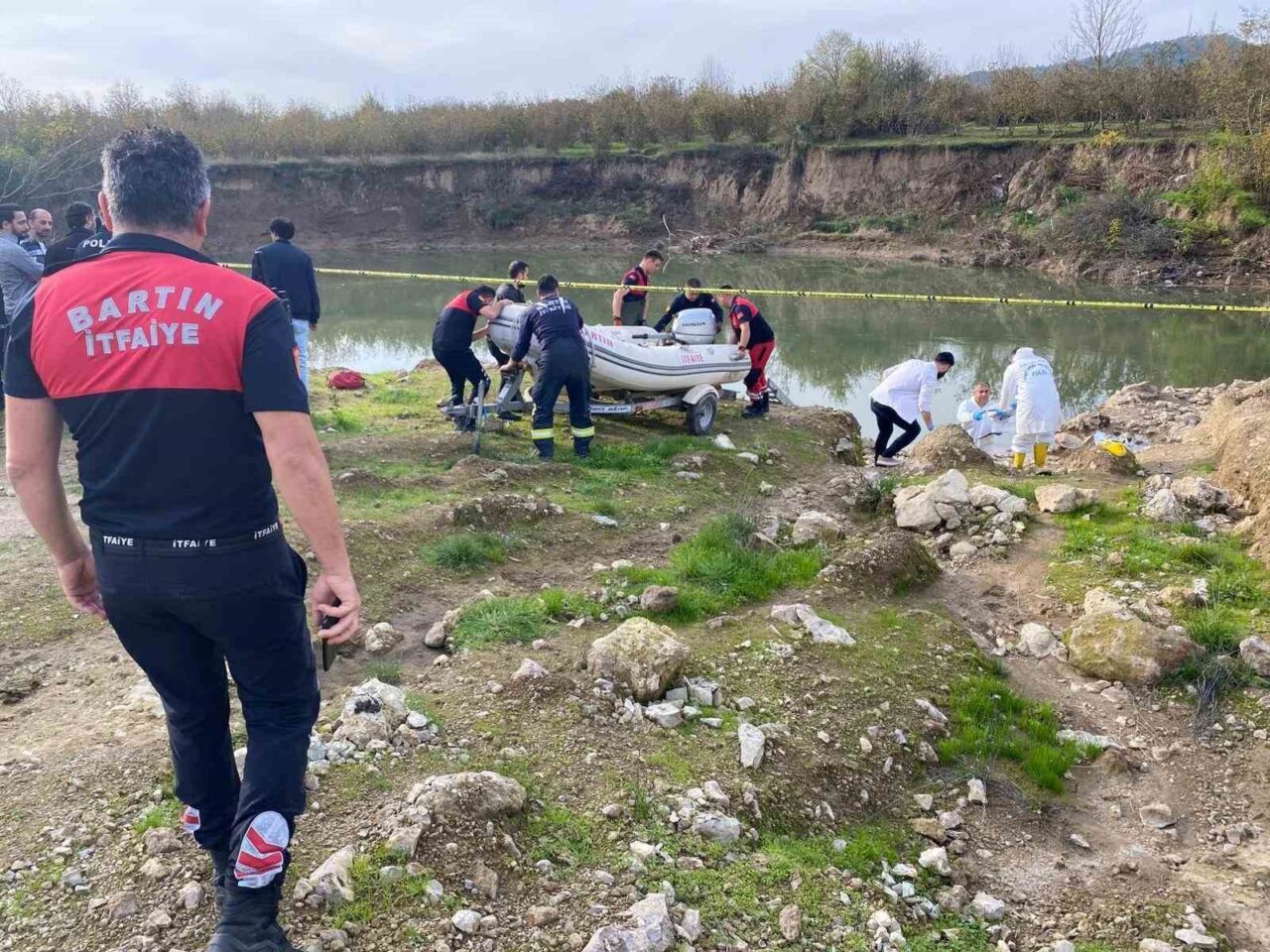 Bartın'da Çaydüzü Mahallesi'nde öğle saatlerinde ırmakta ceset bulundu. Olayı fark