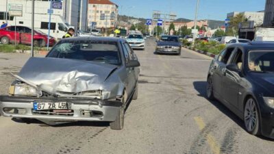 Bartın'da bir kavşakta M.T. ve T.B. yönetimindeki iki otomobil çarpıştı.