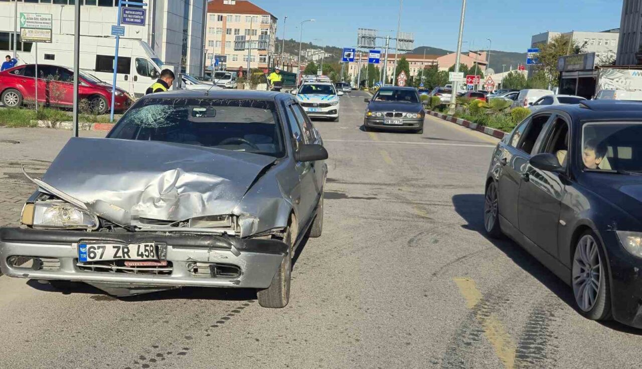 Bartın'da bir kavşakta M.T. ve T.B. yönetimindeki iki otomobil çarpıştı.