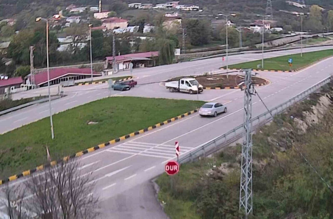 Bartın'da meydana gelen kazada, S.A. yönetimindeki araç, Karaçay Kavşağı'nda başka