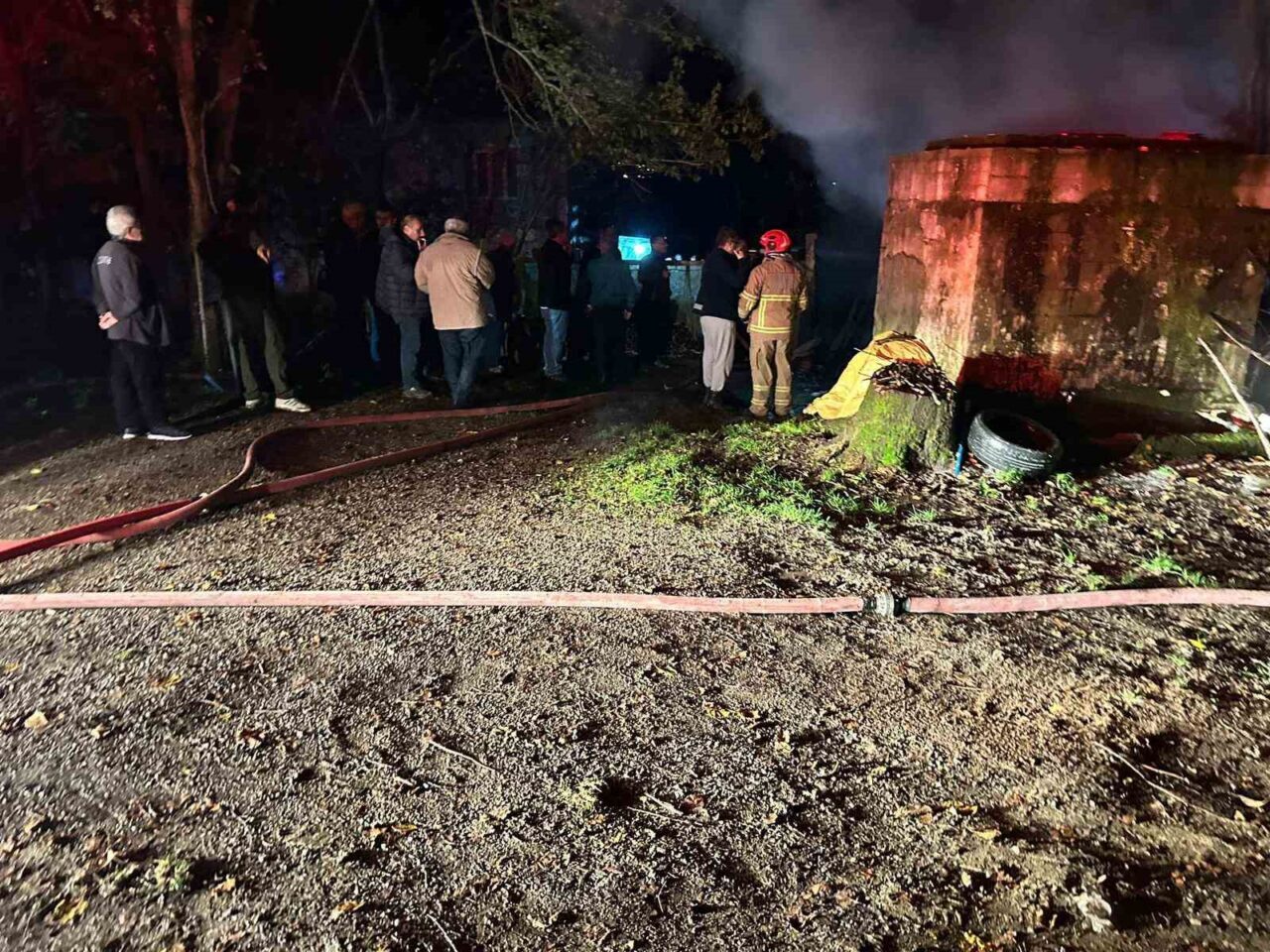 Bartın’da Yıldırım Düşmesi Sonucu Garajda Yangın Çıktı, İki Araç Yanarak Kullanılamaz Hale Geldi