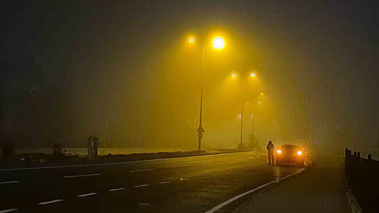 Bartın'da gece saatlerinde etkili olan yoğun sis, şehir merkezi ile