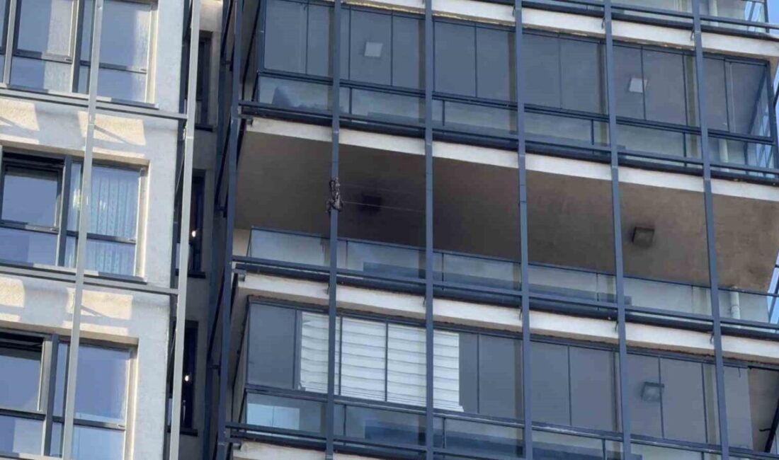 Başakşehir'de bir 27 katlı binanın 23. katında çıkan yangın, bina