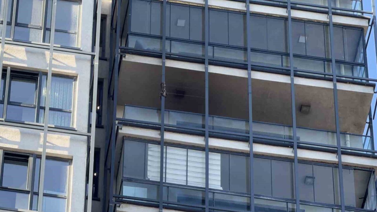 Başakşehir'de bir 27 katlı binanın 23. katında çıkan yangın, bina