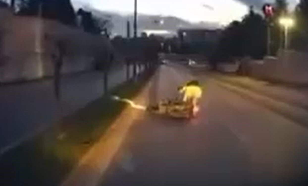 Başakşehir'de bir motosikletin derin bir çukura çarpması sonucu kaza gerçekleşti.