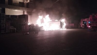 Başakşehir'deki İGTOT'ta ambalaj dükkanı önündeki paletlerde çıkan yangın, park halindeki