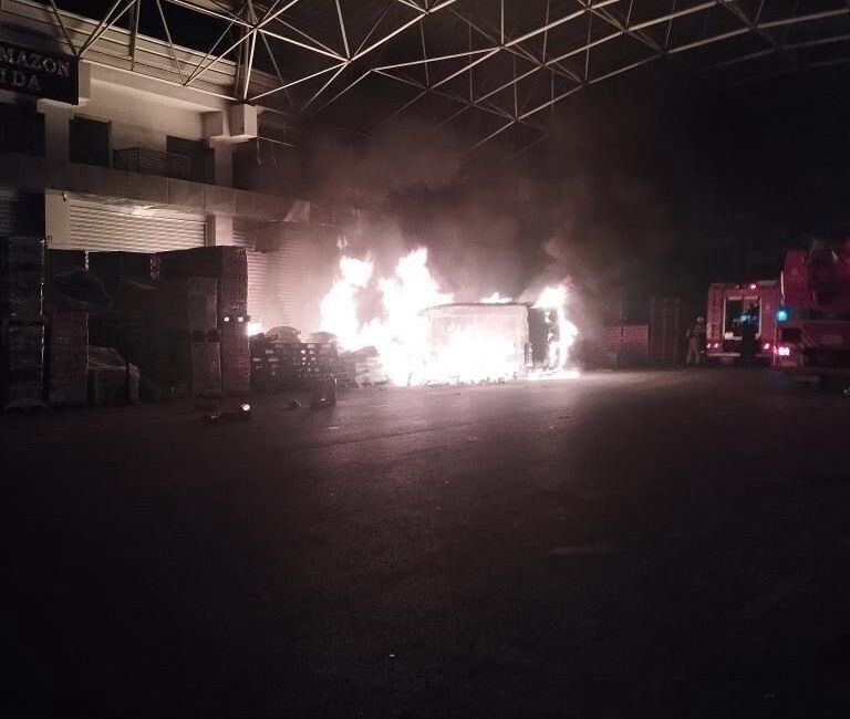 Başakşehir'deki İGTOT'ta ambalaj dükkanı önündeki paletlerde çıkan yangın, park halindeki