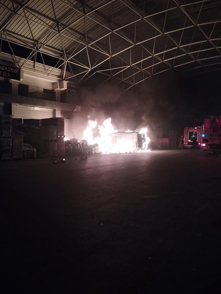 Başakşehir'deki İGTOT'ta ambalaj dükkanı önündeki paletlerde çıkan yangın, park halindeki