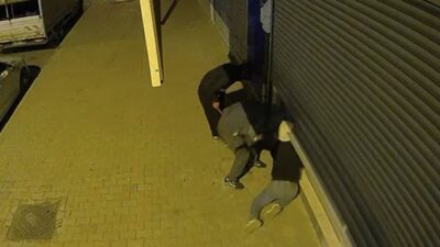 İstanbul Başakşehir'de 5 kişi, bir dükkanın klimalarını çalarak kayıplara karıştı.