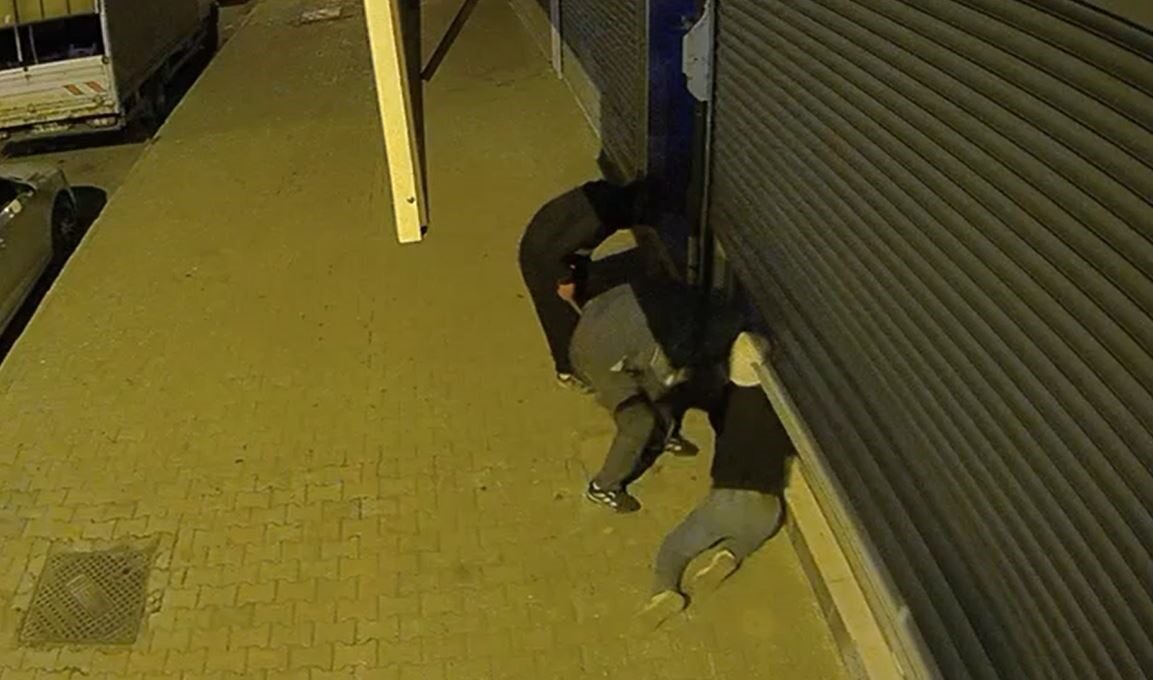 İstanbul Başakşehir'de 5 kişi, bir dükkanın klimalarını çalarak kayıplara karıştı.