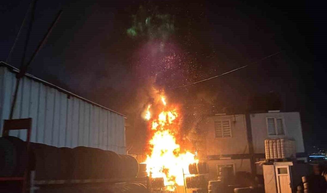 Başakşehir’de Hurdacıda Meydana Gelen Yangın, Bitişikteki Lastikçiye Sıçradı Başakşehir Ziya Gökalp Mahallesi'nde, bir hurdacıda sobadan çıktığı öne sürülen