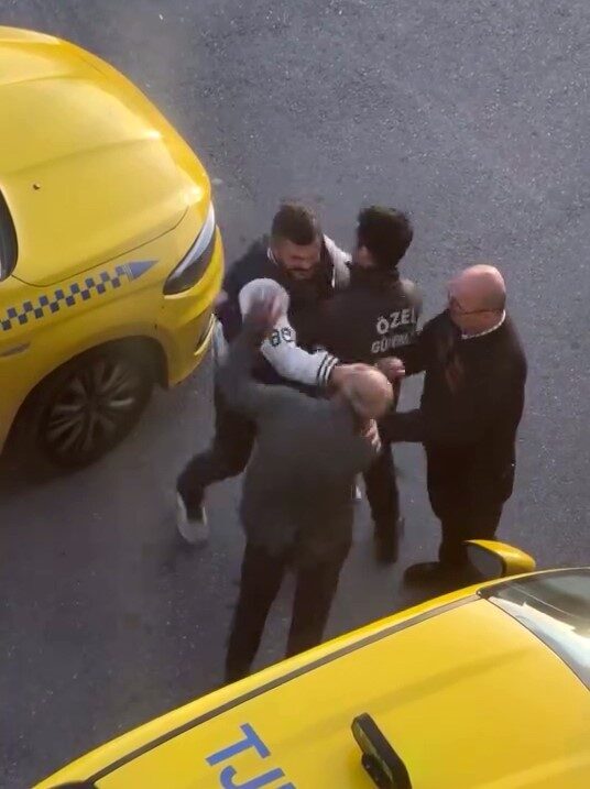 Başakşehir'de bir alışveriş merkezi önünde, genç bir taksici ile kendisinden