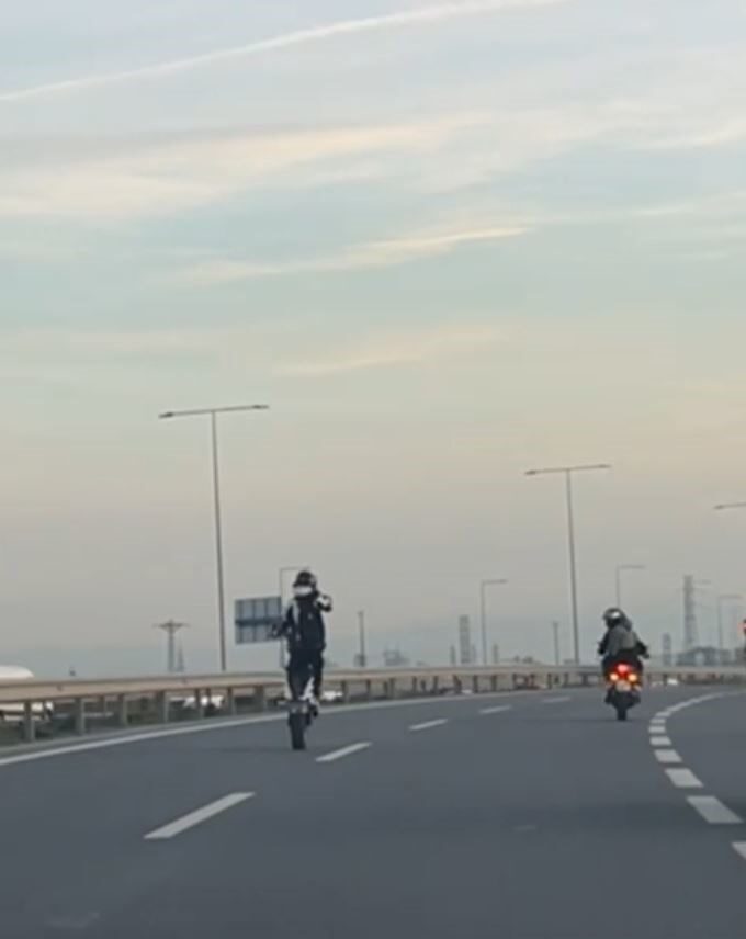 İstanbul Başakşehir'de akrobatik hareketler yapan motosiklet sürücüsü İnanç Yüceal, polis