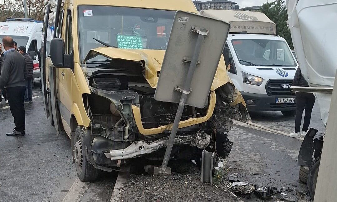 İstanbul Başakşehir’de Zincirleme Trafik Kazasında 12 Kişi Yaralandı İstanbul Başakşehir'de Avrupa Otoyolu yan yolda meydana gelen zincirleme kazada