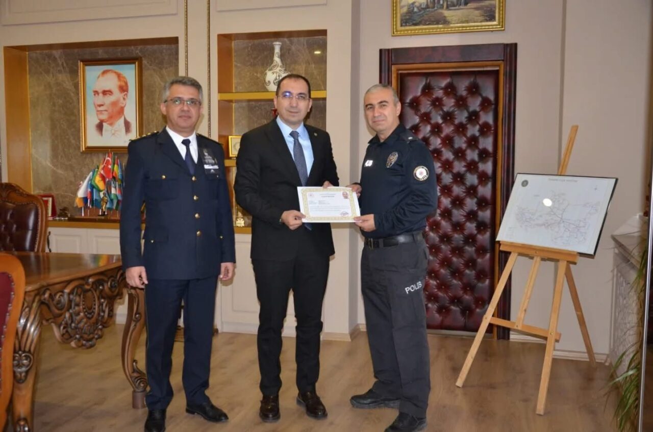 Kütahya'nın Tavşanlı İlçe Kaymakamı Ömer Faruk Özdemir, intihar girişimini önleyen