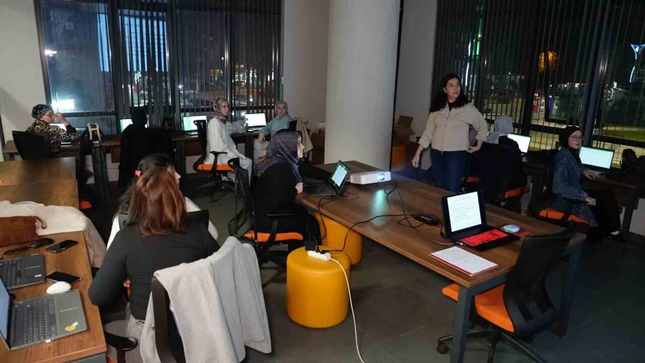 Başiskele'deki Türkiye Yüzyılı Gençlik Merkezi, Yasin Özlü'nün öncülüğünde bireylere ücretsiz