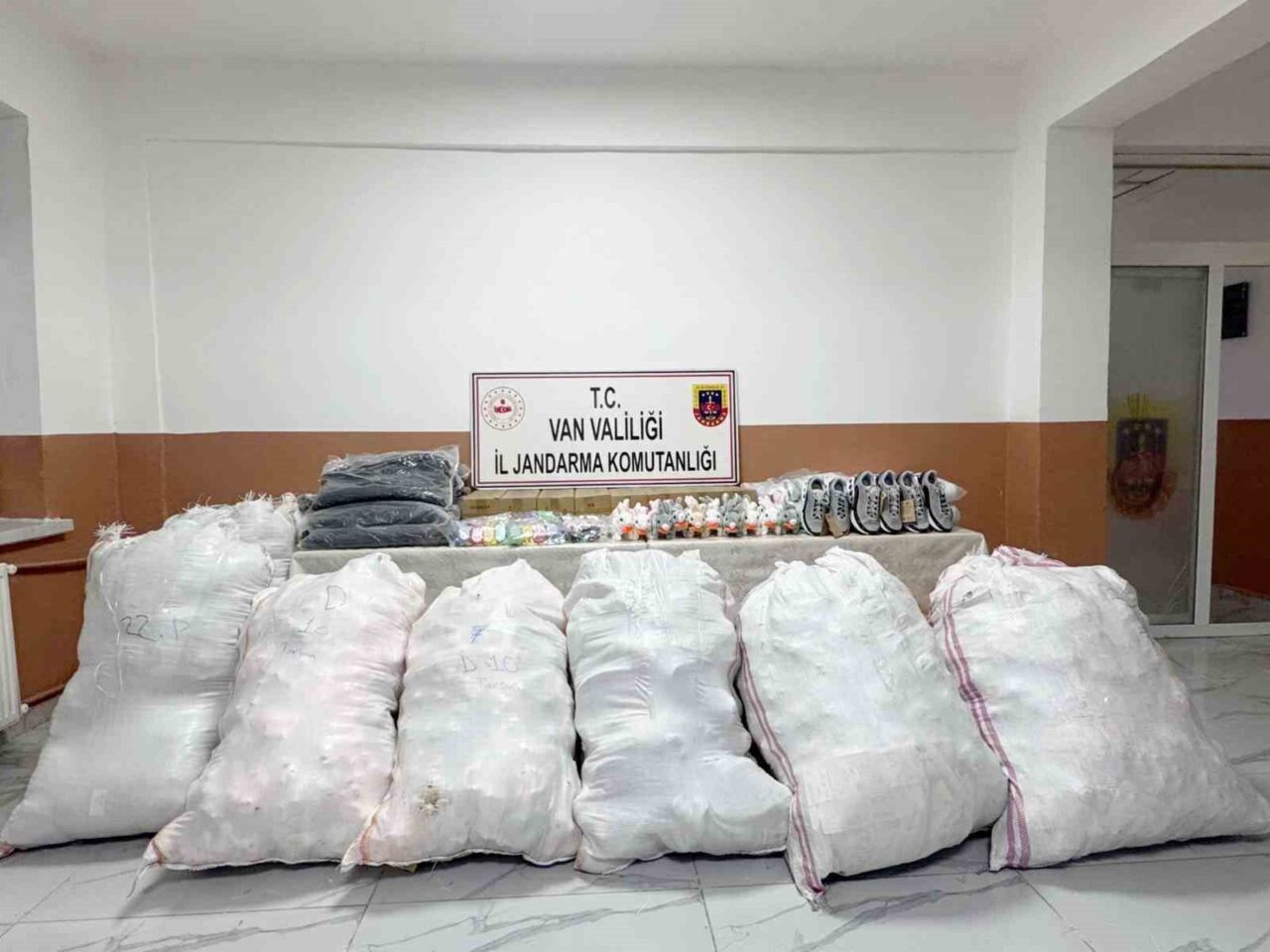 Van'ın Başkale ilçesinde jandarma, 4 milyon 163 bin TL değerinde