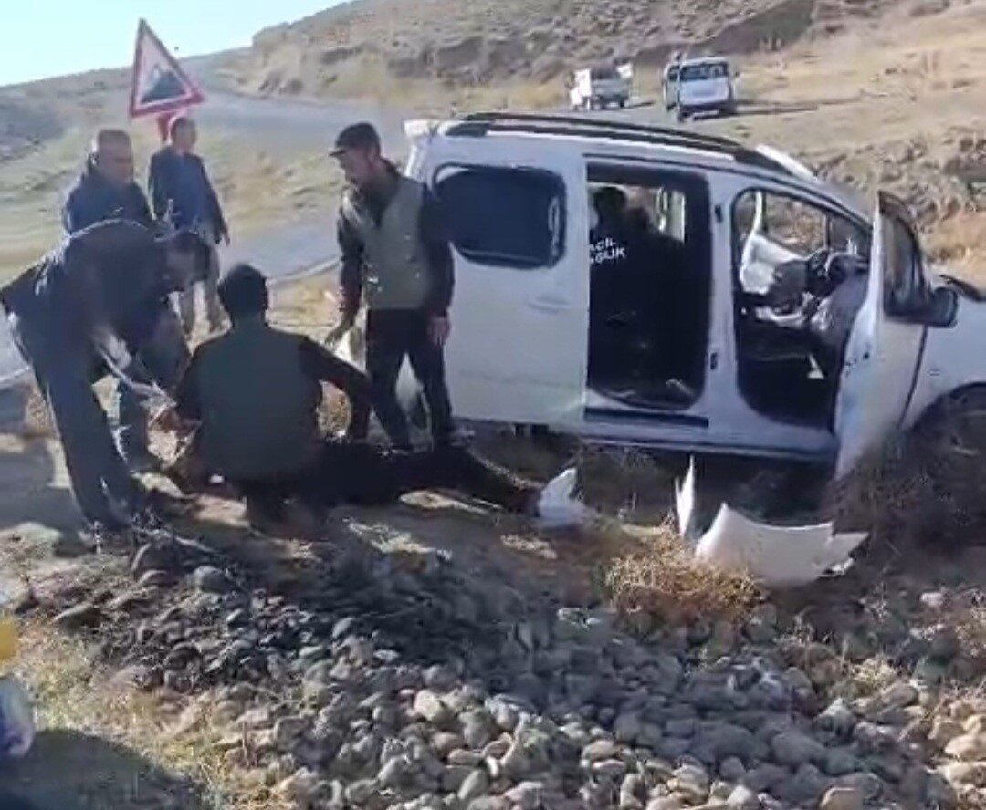 Van'ın Başkale ilçesinde bir kamyonetin kontrolden çıkarak şarampole yuvarlanması sonucu