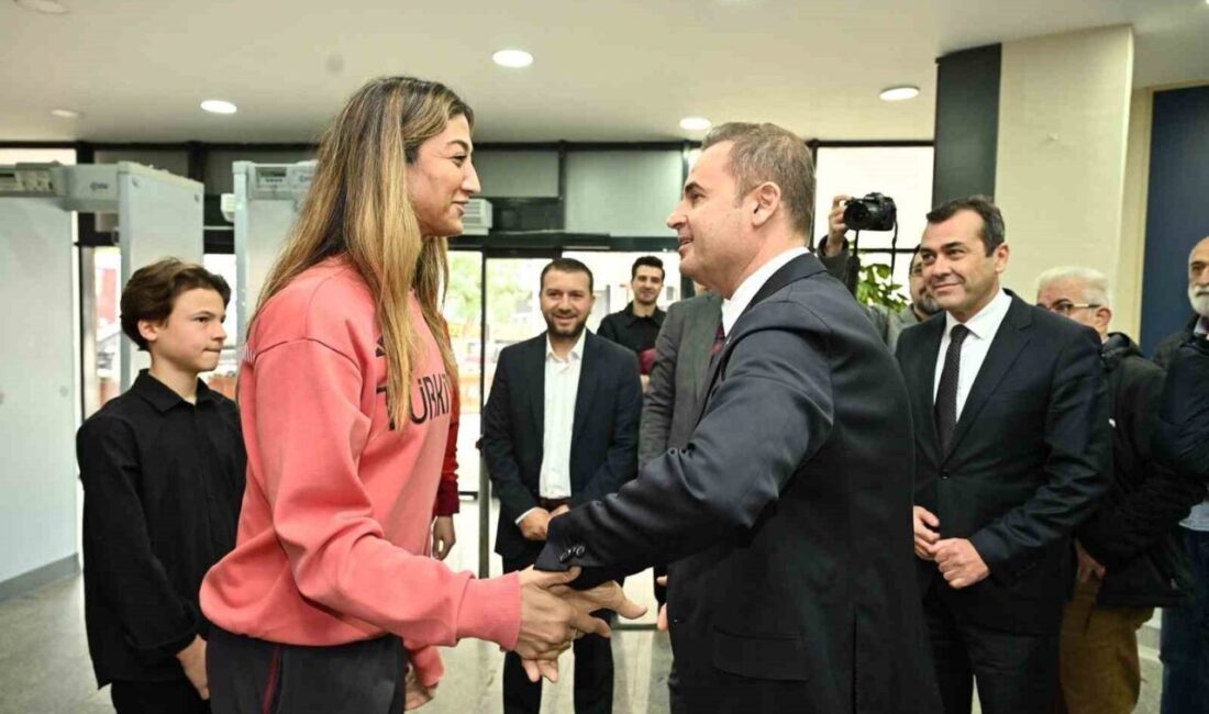 Balıkesir Büyükşehir Belediye Başkanı Ahmet Akın, Dünya Taekwondo Şampiyonu Nafia