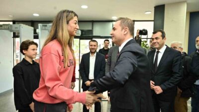 Balıkesir Büyükşehir Belediye Başkanı Ahmet Akın, Dünya Taekwondo Şampiyonu Nafia