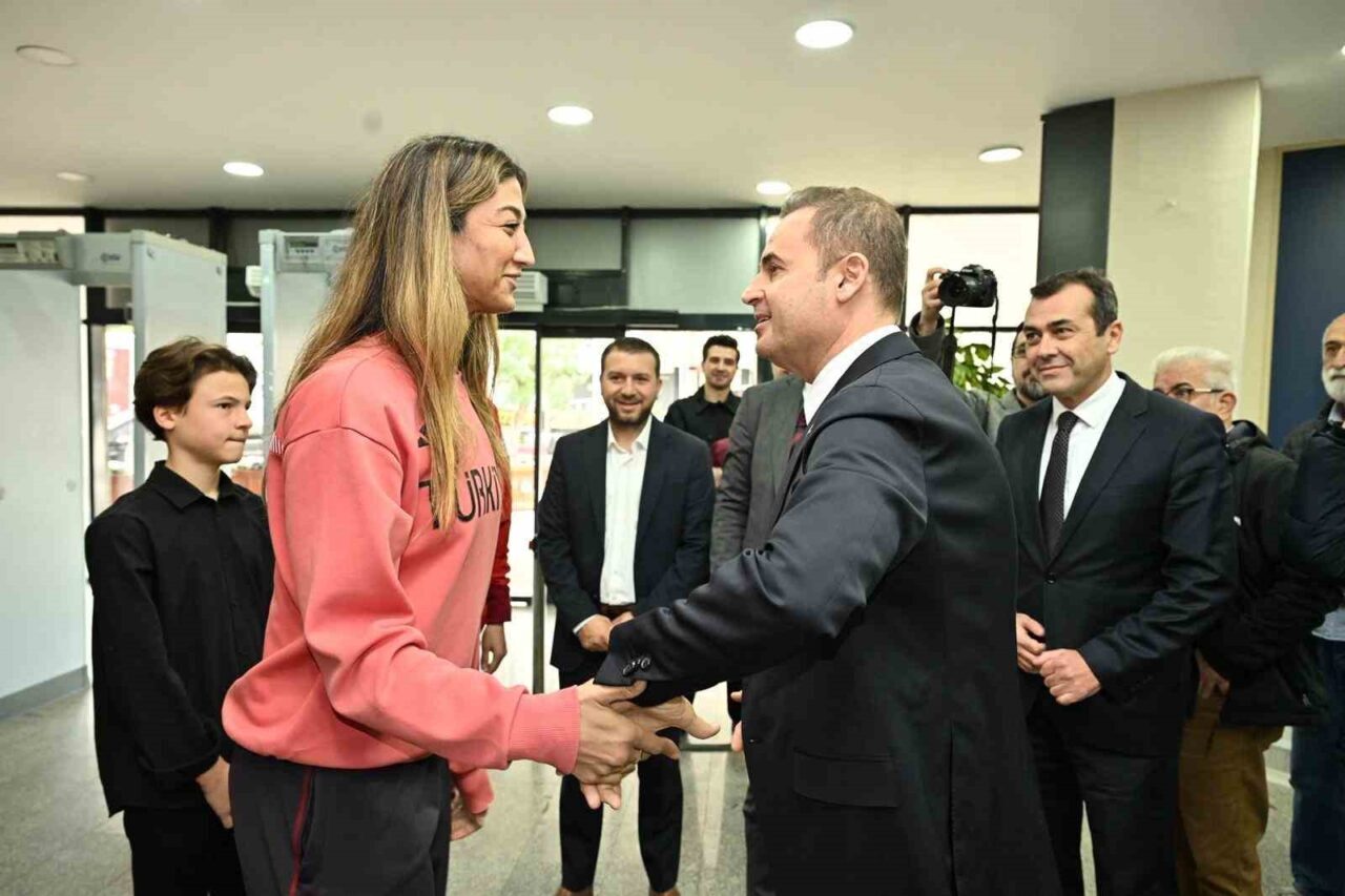 Balıkesir Büyükşehir Belediye Başkanı Ahmet Akın, Dünya Taekwondo Şampiyonu Nafia