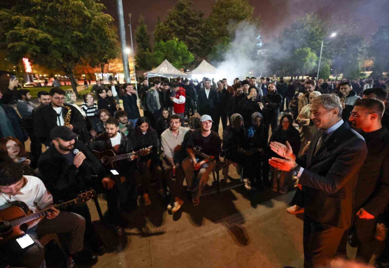 Sakarya Büyükşehir Belediye Başkanı Yusuf Alemdar, vize haftası öncesi öğrencilerle