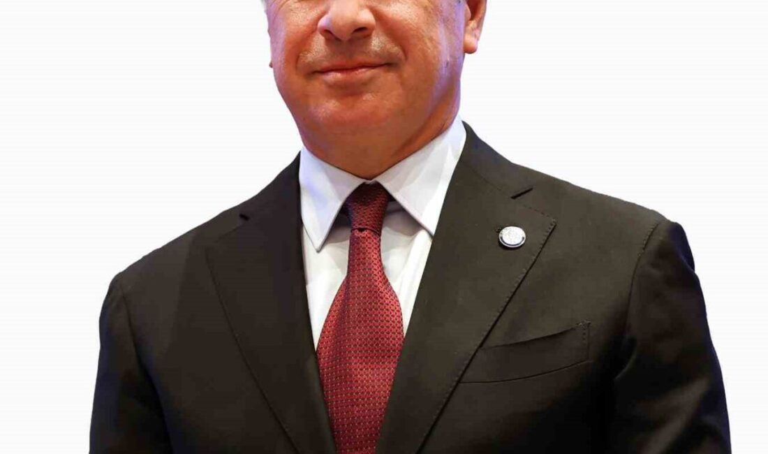 Muğla Büyükşehir Belediye Başkanı Ahmet Aras, 24 Kasım Öğretmenler Günü’nü kutlayarak öğretmenliğin önemine vurgu yaptı. Muğla Büyükşehir Belediye Başkanı Ahmet Aras, 24 Kasım Öğretmen Günü