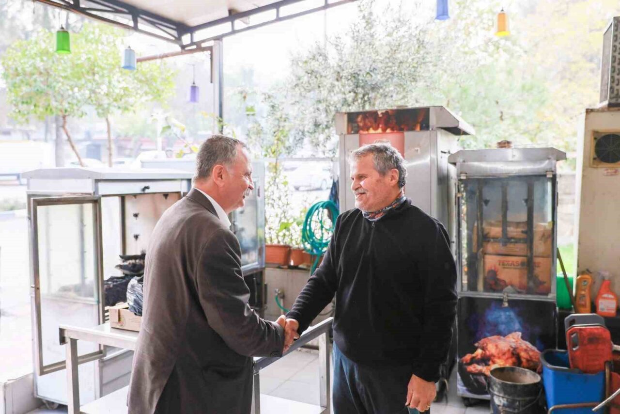 Yunusemre Belediye Başkanı Semih Balaban, Laleli Mahallesi'nde esnaf ziyaretinde bulunarak