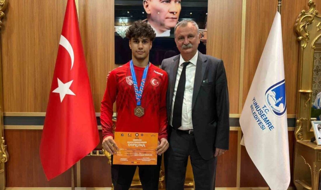 Yunusemre Belediyespor'un milli güreşçisi Kadir Kadiroğlu, Belediye Başkanı Semih Balaban’a