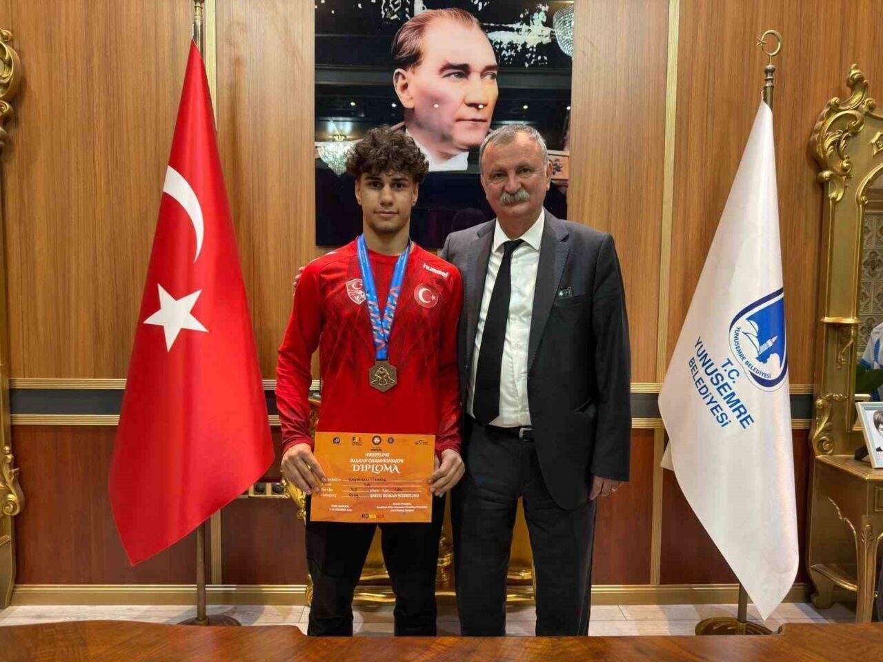 Yunusemre Belediyespor'un milli güreşçisi Kadir Kadiroğlu, Belediye Başkanı Semih Balaban’a