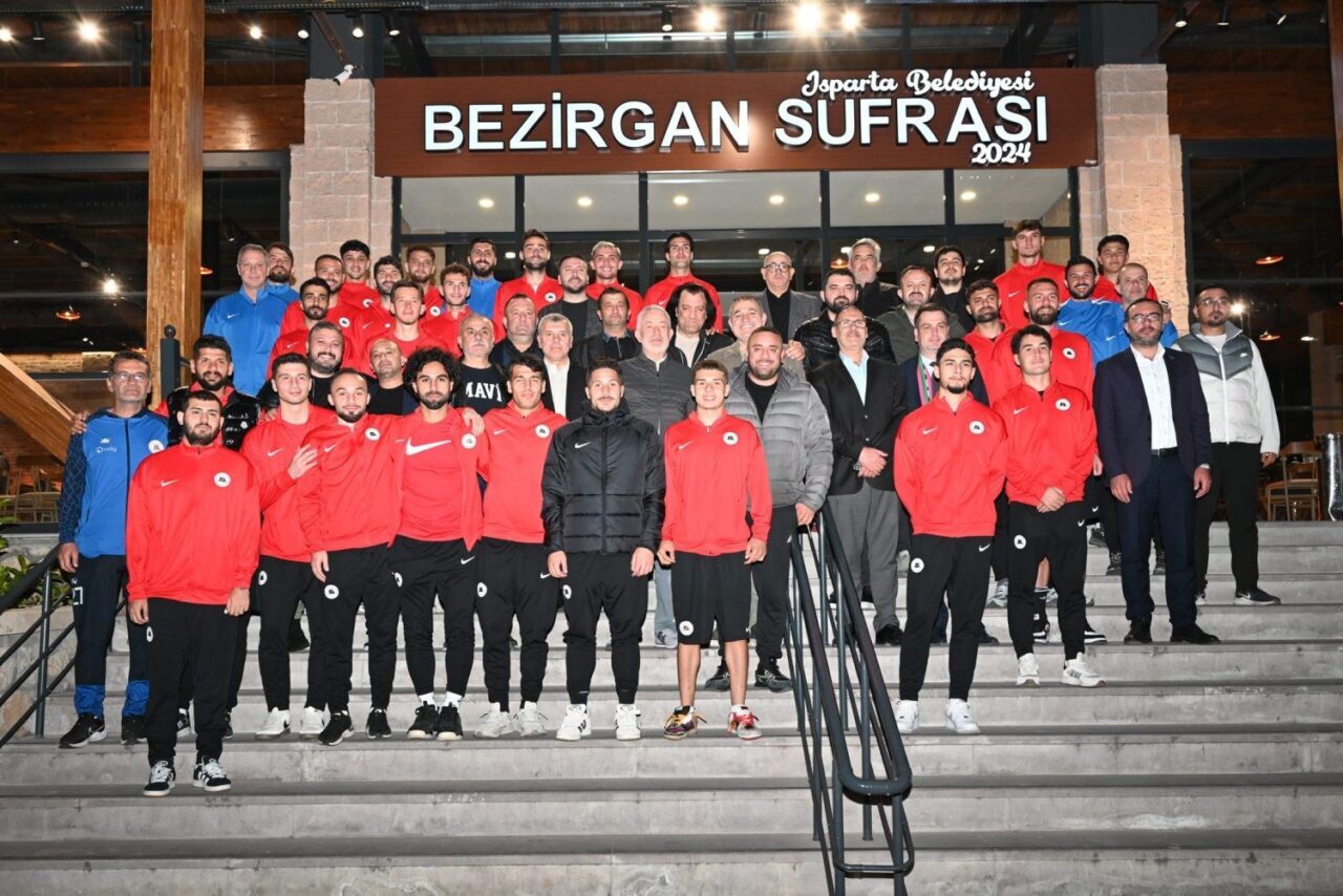 Isparta Belediye Başkanı Şükrü Başdeğirmen, ISBAŞ Isparta 32 Spor'un futbolcuları