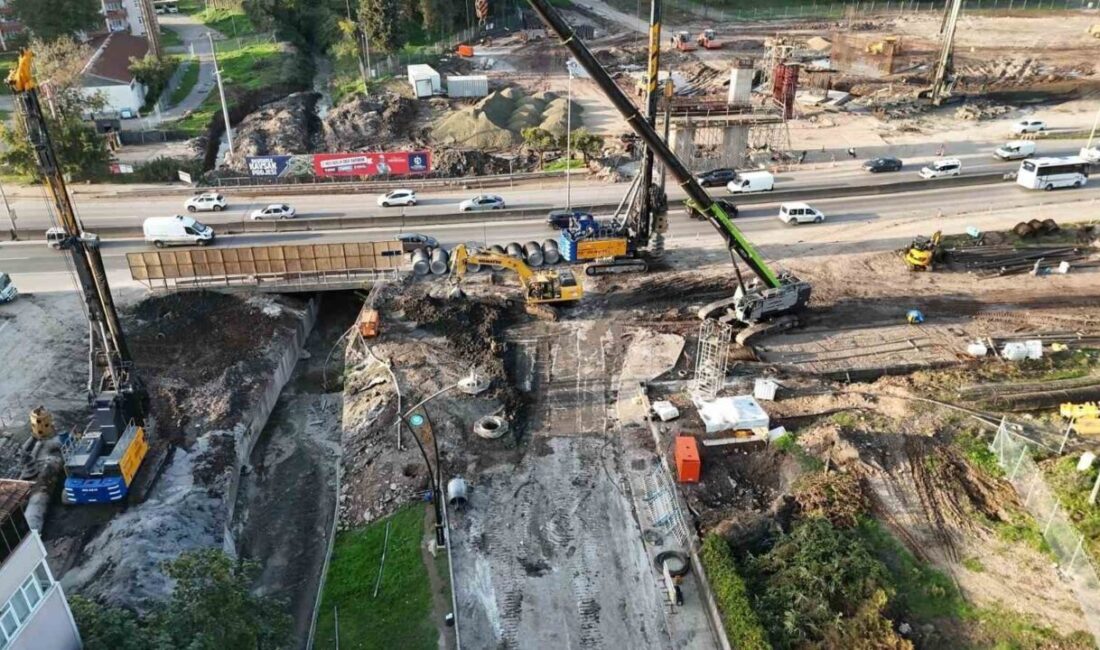 Kocaeli Büyükşehir Belediye Başkanı Tahir Büyükakın, D-130 Karayolu'ndaki Başiskele Kavşağı'ndaki
