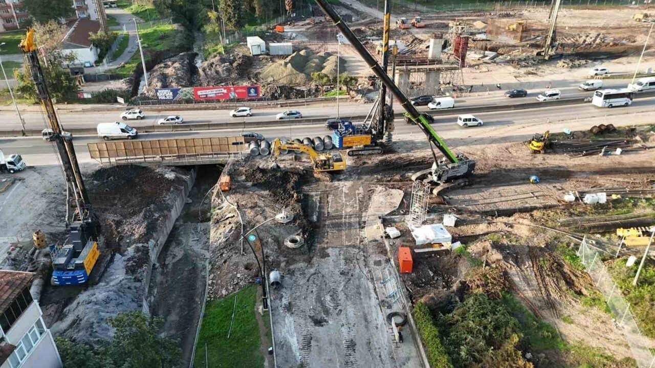 Kocaeli Büyükşehir Belediye Başkanı Tahir Büyükakın, D-130 Karayolu'ndaki Başiskele Kavşağı'ndaki