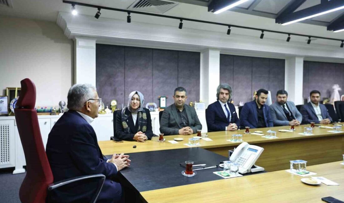 Başkan Büyükkılıç, AK Parti Hacılar İle Yeni Atanan Kadroya İyi Dileklerde Bulundu Kayseri Büyükşehir Belediye Başkanı Dr. Memduh Büyükkılıç, ilk kadın ilçe