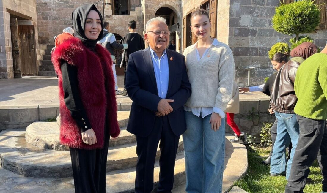 Kayseri Büyükşehir Belediye Başkanı Dr. Memduh Büyükkılıç, Talas'taki bir etkinlikte