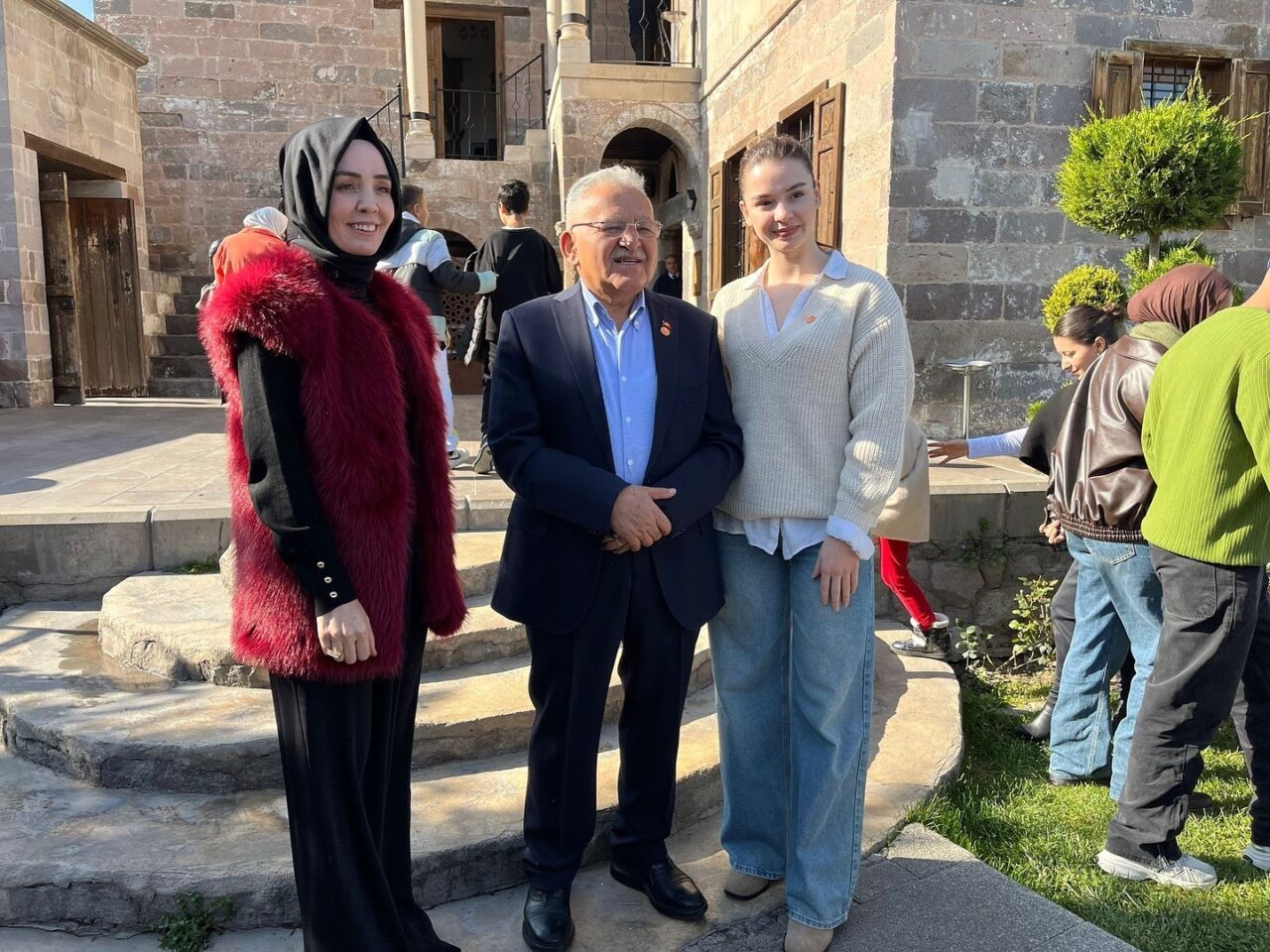 Kayseri Büyükşehir Belediye Başkanı Dr. Memduh Büyükkılıç, Talas'taki bir etkinlikte