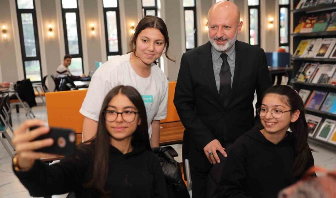 Kocasinan’da Sinan Kütüphaneleri, Her Yaş Grubuna Eğitimde Destek Sunuyor Kocasinan Belediye Başkanı Ahmet Çolakbayrakdar, Sinan Kütüphaneleri ile ilçeye sosyal