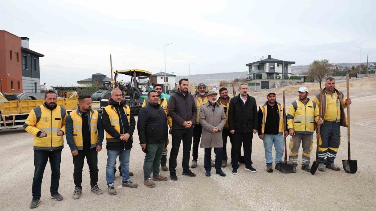 Kocasinan Belediye Başkanı Ahmet Çolakbayrakdar, Erkilet Generalemir Mahallesi'nde devam eden