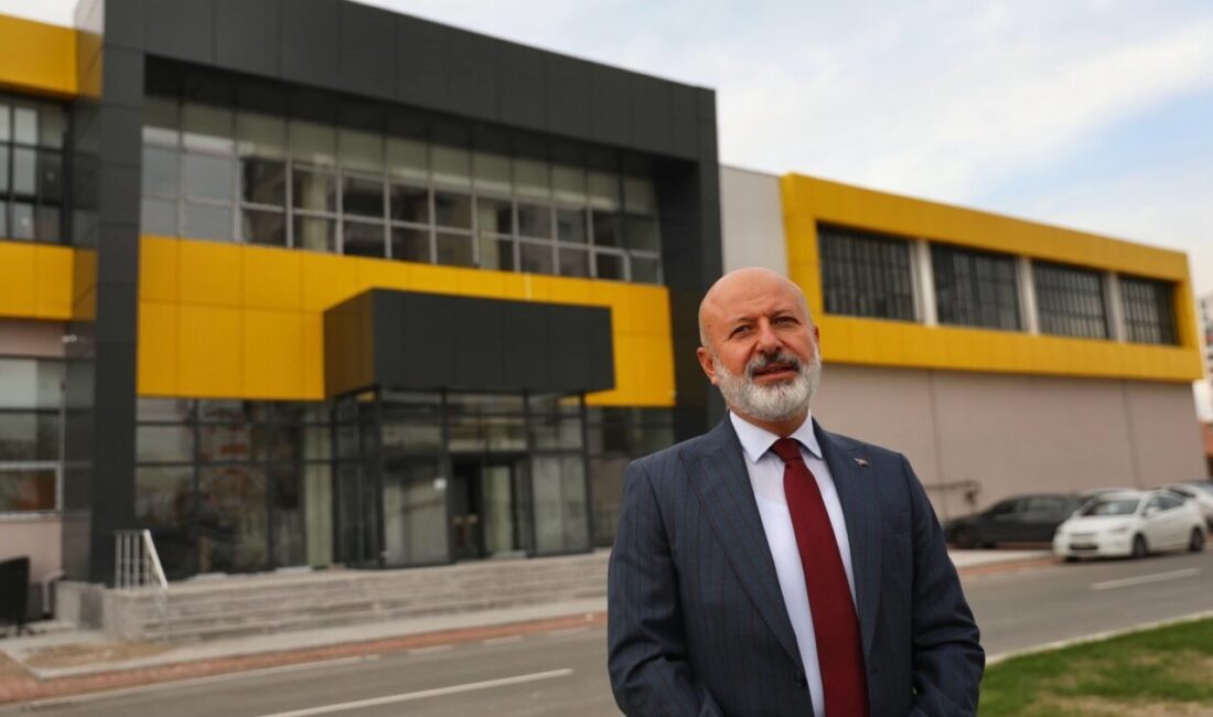 Kocasinan’da Yeni Sosyal Tesisin İnşaatı Tamamlandı, Hizmete Hazırlık Devam Ediyor Kocasinan Belediye Başkanı Ahmet Çolakbayrakdar, Yunusemre Mahallesi'nde tamamlanan sosyal tesisin