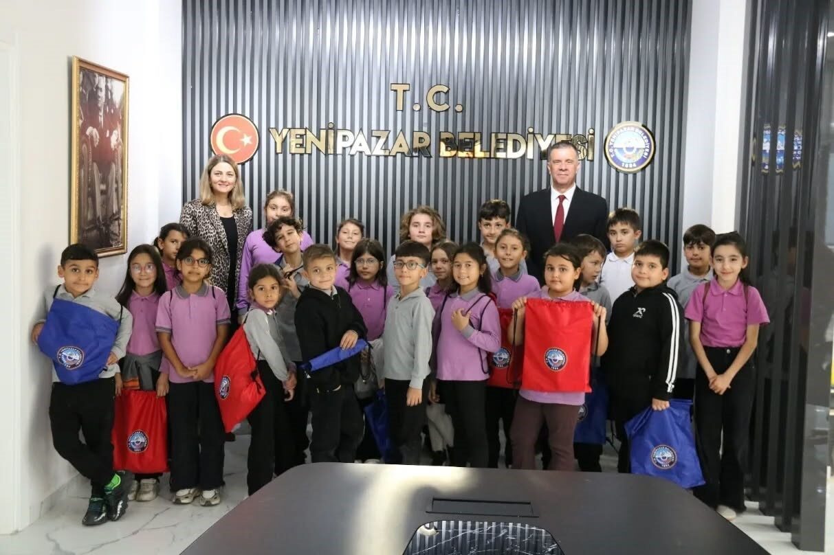 Yenipazar Belediye Başkanı Malik Ercan, ilkokul öğrencilerini makamında ağırlayarak onların