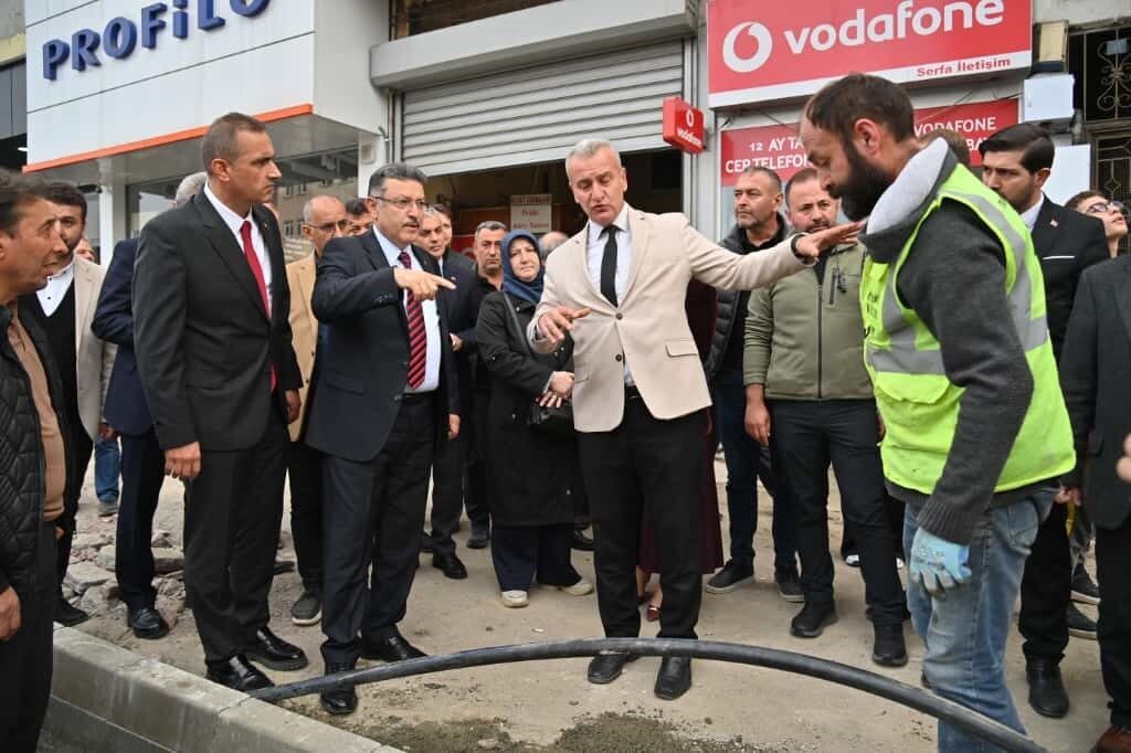 Trabzon Büyükşehir Belediye Başkanı Ahmet Metin Genç, Yomra'da yol yapım